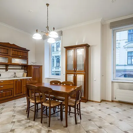 Апартаменты Luxury In The Embassy Quarter