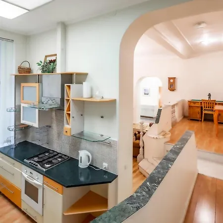 Апартаменты Luxury In The Embassy Quarter